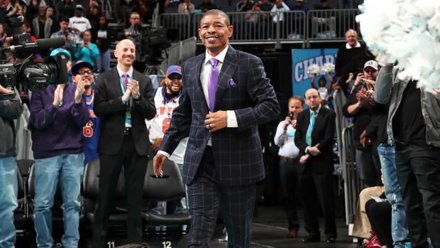 muggsy-bogues-hornets-walk.jpg